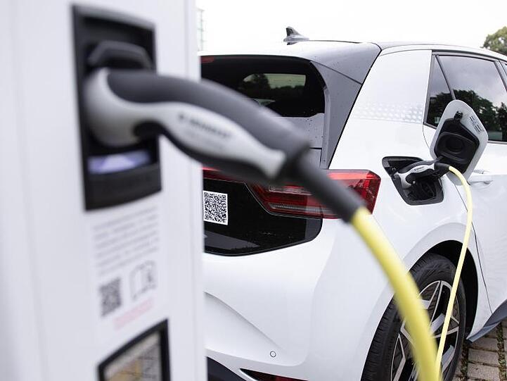 Ein Ladekabel steckt im Ladepark für Elektroautos. Foto: Sebastian Kahnert/dpa-Zentralbild/dpa/Symbolbild