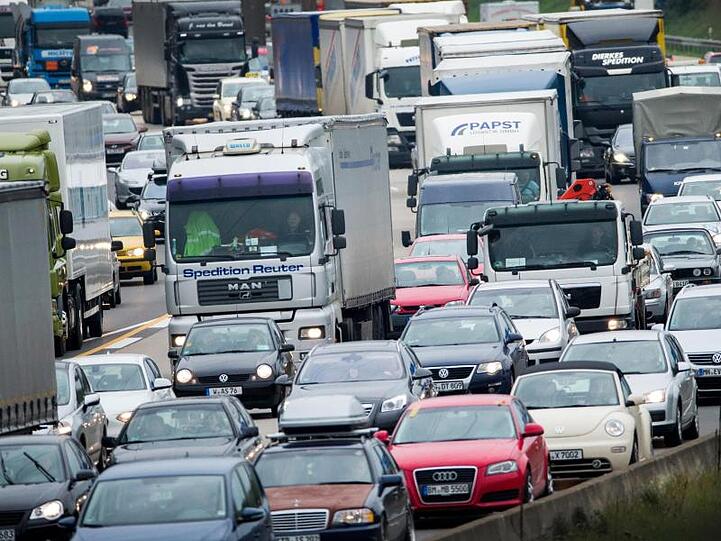 Autos stauen sich auf der Autobahn. Foto: Rolf Vennenbernd/Archiv