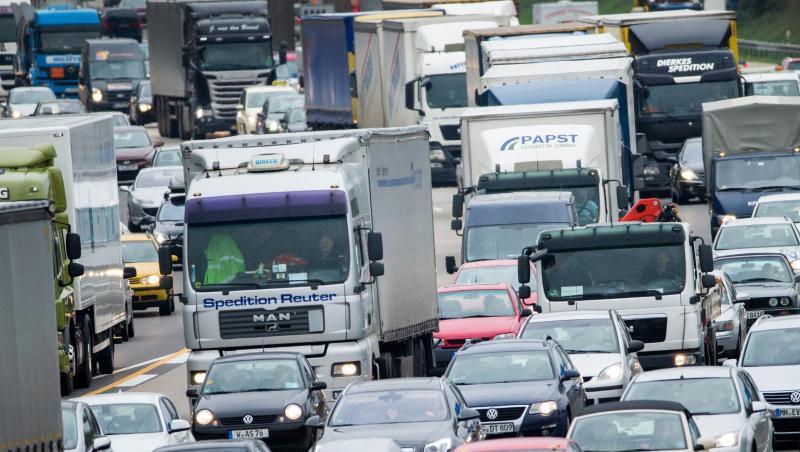 Autos stauen sich auf der Autobahn. Foto: Rolf Vennenbernd/Archiv Autos stauen sich auf der Autobahn. Foto: Rolf Vennenbernd/Archiv