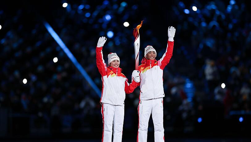 Dinigeer Yilamujiang (l) und Zhao Jiawen mit der Olympischen Fackel bei der Eröffnungsfeier. Dinigeer Yilamujiang (l) und Zhao Jiawen mit der Olympischen Fackel bei der Eröffnungsfeier.