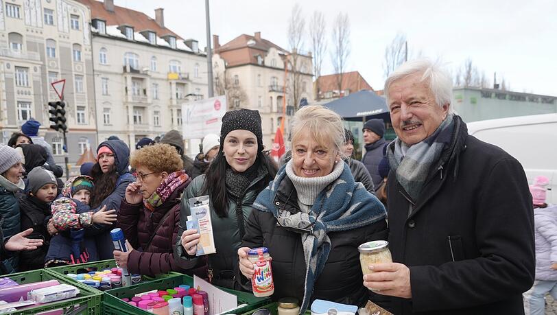 Packen an diesem Sonntag selbst an der Münchner Freiheit mit an (v.l.): die Schauspielerinnen Anita Eichhorn, Johanna Bittenbinder und Unternehmer Otto Kiebler. Der Verein Igeps verteilt immer am Wochenende Lebensmittel und Drogerieartikel an Bedürftige.