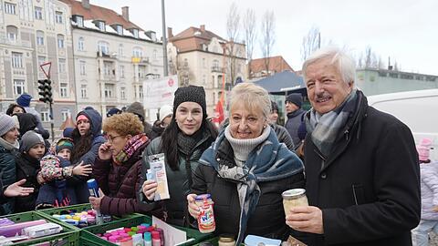 Packen an diesem Sonntag selbst an der Münchner Freiheit mit an (v.l.): die Schauspielerinnen Anita Eichhorn, Johanna Bittenbinder und Unternehmer Otto Kiebler. Der Verein Igeps verteilt immer am Wochenende Lebensmittel und Drogerieartikel an Bedürftige.