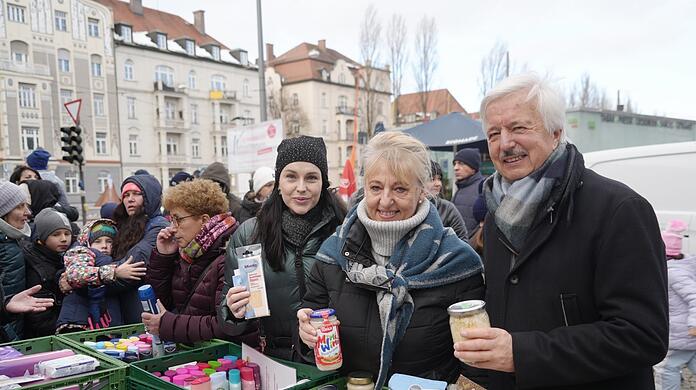Packen an diesem Sonntag selbst an der Münchner Freiheit mit an (v.l.): die Schauspielerinnen Anita Eichhorn, Johanna Bittenbinder und Unternehmer Otto Kiebler. Der Verein Igeps verteilt immer am Wochenende Lebensmittel und Drogerieartikel an Bedürftige.