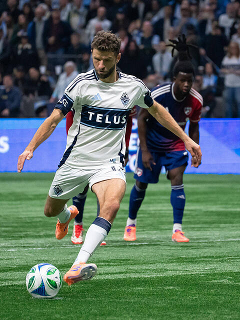 Thomas Müller trifft im Elfmeterschießen.