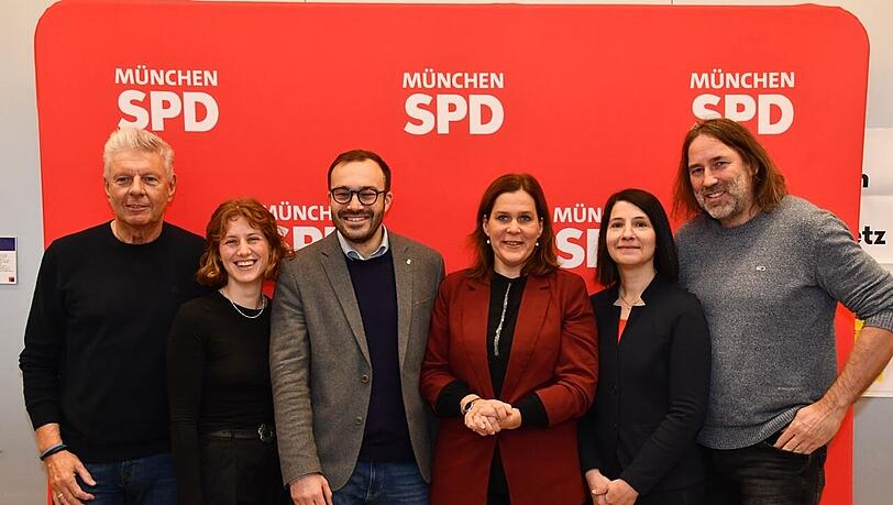 OB Dieter Reiter (l.) führt die SPD-Stadtratsliste für die Kommunalwahl am 8. März an. Hier posiert er mit den Stadtratskandidaten, die auf den vordersten Listenplätzen stehen: (v.l.) Paula Gundi, SPD-Stadtchef Christian Köning, Bürgermeisterin Verena Dietl, Fraktionschefin Anne Hübner und Liedermacher Roland Hefter.
