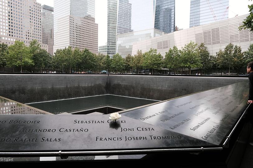 Blumen an der Gedenkst&auml;tte Ground Zero in Manhattan, New York City. Am 11. September 2026 j&auml;hren sich die Anschl&auml;ge von 9/11, denen fast 3.000 Menschen in den USA zum Opfer fielen, zum 25. Mal. Zwei Sondersendungen bei ARD und ZDF widmen sich der Frage, wie ein Vierteljahrhundert sp&auml;ter auf die Ereignisse von damals geblickt wird.