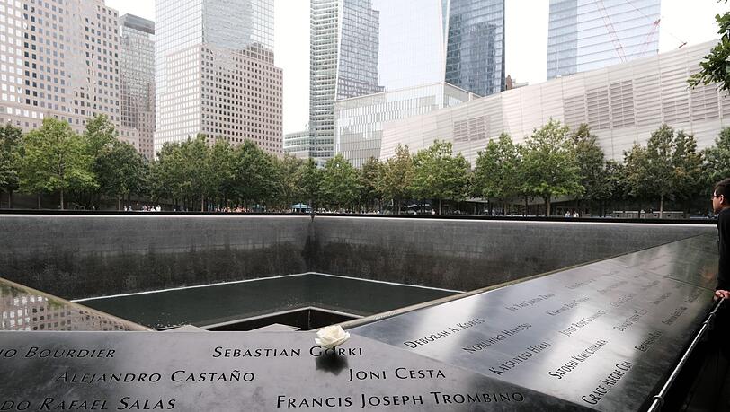 Blumen an der Gedenkst&auml;tte Ground Zero in Manhattan, New York City. Am 11. September 2026 j&auml;hren sich die Anschl&auml;ge von 9/11, denen fast 3.000 Menschen in den USA zum Opfer fielen, zum 25. Mal. Zwei Sondersendungen bei ARD und ZDF widmen sich der Frage, wie ein Vierteljahrhundert sp&auml;ter auf die Ereignisse von damals geblickt wird.