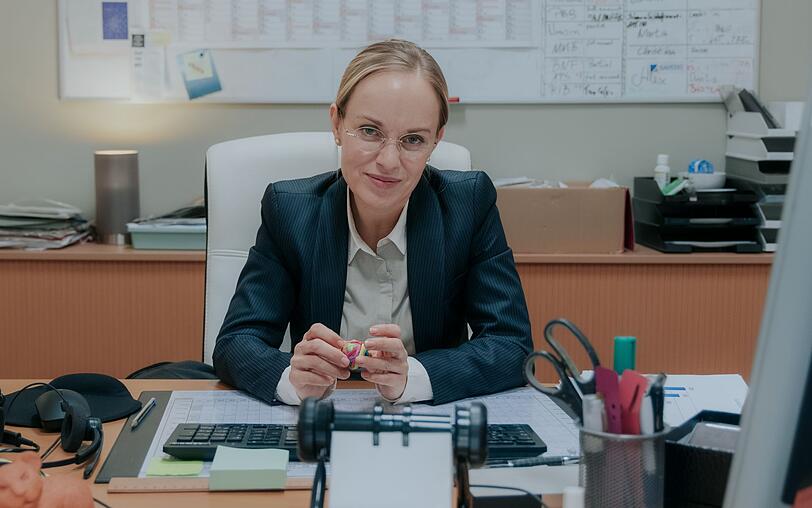 Mit der neuen Chefin Ronja (Friederike Kempter) weht frischer Wind im Bürgeramt Berlin-Tiergarten-Mitte-West. Mit der neuen Chefin Ronja (Friederike Kempter) weht frischer Wind im Bürgeramt Berlin-Tiergarten-Mitte-West.