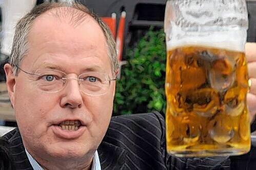 Peer Steinbrück hält eine Laudation auf Waldemar Hartmann