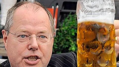 Peer Steinbrück hält eine Laudation auf Waldemar Hartmann