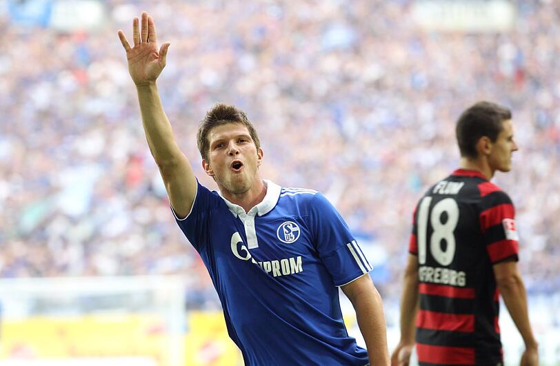 Schalkes Klaas Jan Huntelaar feiert seinen Treffer zum 2:1