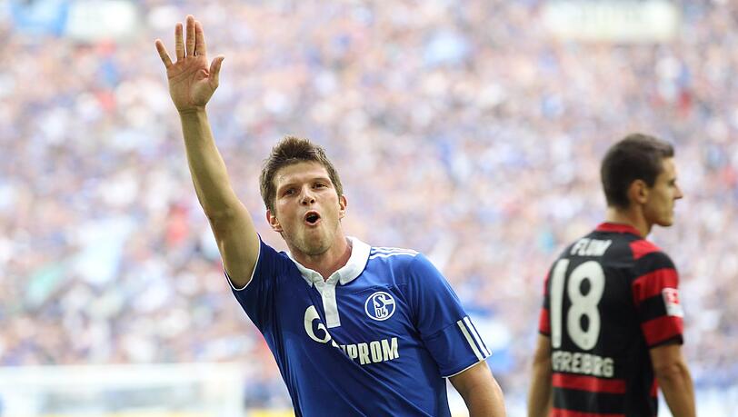 Schalkes Klaas Jan Huntelaar feiert seinen Treffer zum 2:1 Schalkes Klaas Jan Huntelaar feiert seinen Treffer zum 2:1