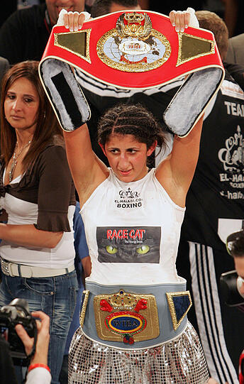 Boxen, Frauenboxen, WIBA. WIBF, Weltmeisterschaftskampf, Rola El-Halabi vs. Loly Munoz,  Edwin-Scharff-Haus, Neu-Ulm: El-Halabi posiert nach ihrem Sieg mit den WM-Guerteln (Foto vom 05.06.09).