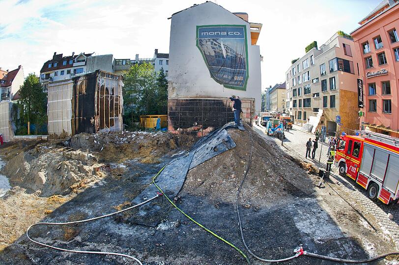 Schwabing am Tag nach der Bombensprengung: Die Spuren der Detonation sind deutlich zu erkennen. Im Laufe des Vormittags werden die Schäden an den Gebäuden der Umgebung erfasst.