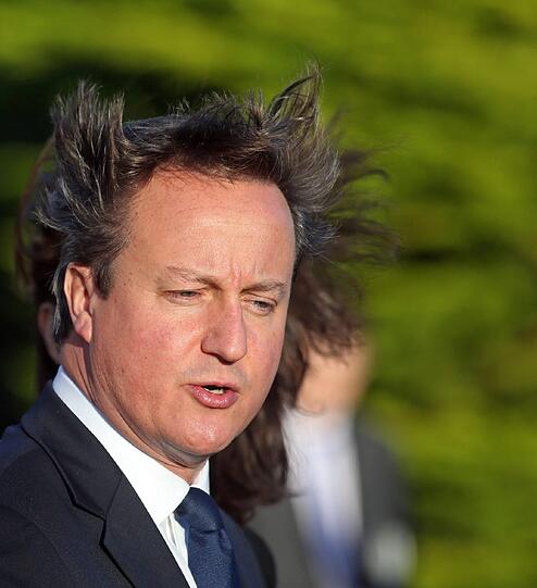 Staatsbesuch vom britischen Premier David Cameron. Die Frisur hält...nicht. Lustigerweise ist er gerade auf STORMont Castle (bei Belfast) zu Gast.