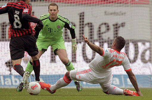 MANUEL NEUER: Note 2. Lange beschäftigungslos &ndash; dann mit einer Monster-Parade aus kurzer Distanz gegen Lakic (78.) und stark gegen Zambranos Kopfball (82.). So war&rsquo;s sein 17. Spiel ohne Gegentor diese Saison (Bayern insgesamt 18) &ndash; der Rekord (19, Kahn, 2001/2002) ist bald seiner.