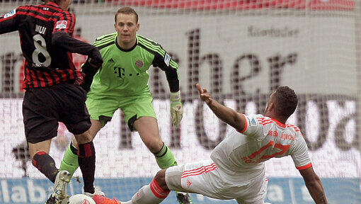 MANUEL NEUER: Note 2. Lange beschäftigungslos &ndash; dann mit einer Monster-Parade aus kurzer Distanz gegen Lakic (78.) und stark gegen Zambranos Kopfball (82.). So war&rsquo;s sein 17. Spiel ohne Gegentor diese Saison (Bayern insgesamt 18) &ndash; der Rekord (19, Kahn, 2001/2002) ist bald seiner.