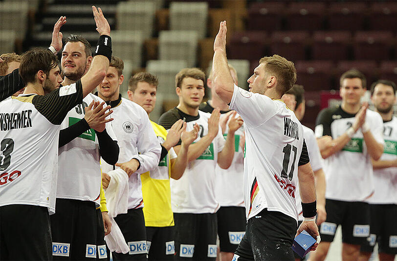 Freude nach dem Sieg: "Man of the Match" Steffen Weinhold (r., Nr. 17) klatscht mit dem Kapitän der deutschen Nationalmannschaft Uwe Gensheimer (Nr. 3) ab.