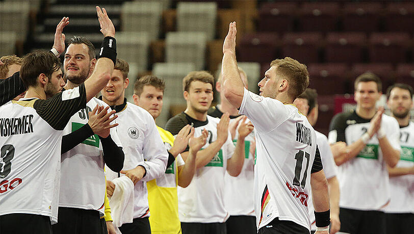 Freude nach dem Sieg: "Man of the Match" Steffen Weinhold (r., Nr. 17) klatscht mit dem Kapitän der deutschen Nationalmannschaft Uwe Gensheimer (Nr. 3) ab. Freude nach dem Sieg: "Man of the Match" Steffen Weinhold (r., Nr. 17) klatscht mit dem Kapitän der deutschen Nationalmannschaft Uwe Gensheimer (Nr. 3) ab.