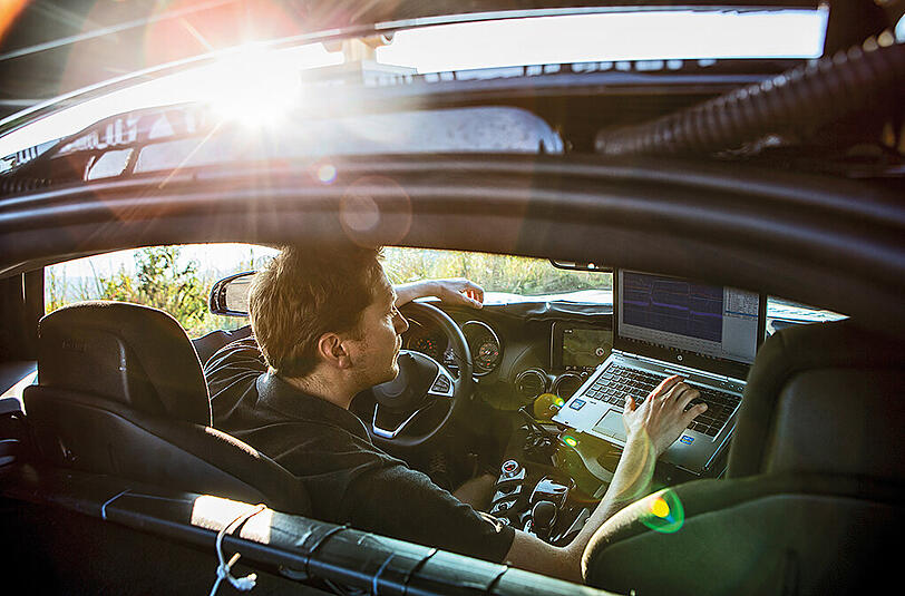 Mit dem Notebook im Cockpit - Testfahrer erfassen zahlreiche Daten, die anschließend analysiert werden.