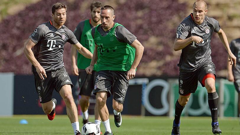 Franck Ribéry am Ball, da sieht es für die Gegenspieler schlecht aus. Diese Erfahrung müssen auch Xabi Alonso (l.) und Holger Badstuber machen.