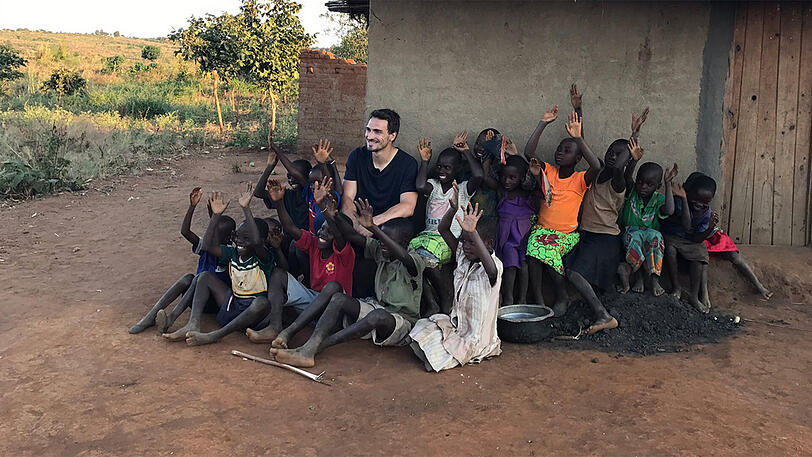 Zaubert Kindern in Afrika ein Lächeln aufs gesicht: Bayern-Verteidiger Mats Hummels.
