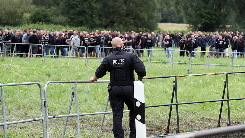 "Rock gegen Überfremdung": Die Bilder vom Neonazi-Konzert und dem Gegenprotest.