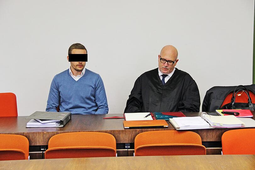 Beim Prozessauftakt: Konstantin V. mit seinem Anwalt Alexander Schmidtgall.