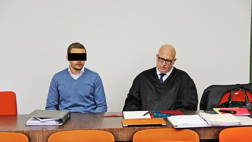 Beim Prozessauftakt: Konstantin V. mit seinem Anwalt Alexander Schmidtgall. Beim Prozessauftakt: Konstantin V. mit seinem Anwalt Alexander Schmidtgall.
