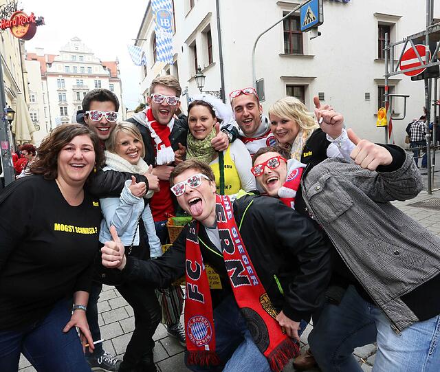 Fans lassen es beim Champions-League-Finale des FC Bayern gegen Dortmund rund um den Marienplatz krachen. Die Bilder