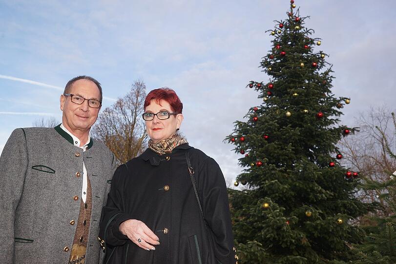 AZ-Leser Jürgen Hennig und seine Frau Elfriede freuen sich mit den Münchnern im Viertel über den geschmückten Baum am Thalkirchner Platz.