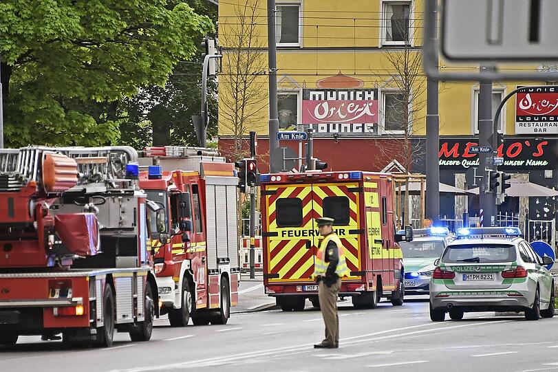 Ein Polizist sichert den Feuerwehreinsatz auf der Landsberger Straße.