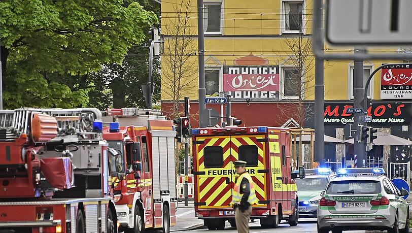 Ein Polizist sichert den Feuerwehreinsatz auf der Landsberger Straße. Ein Polizist sichert den Feuerwehreinsatz auf der Landsberger Straße.