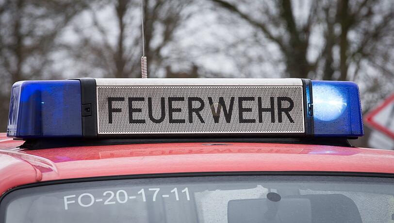Jemand hatte an der hölzernen Eingangstür der Herz-Jesu-Kirche ein Stofftuch angezündet. Das Feuer konnte schnell gelöscht werden. Jemand hatte an der hölzernen Eingangstür der Herz-Jesu-Kirche ein Stofftuch angezündet. Das Feuer konnte schnell gelöscht werden.