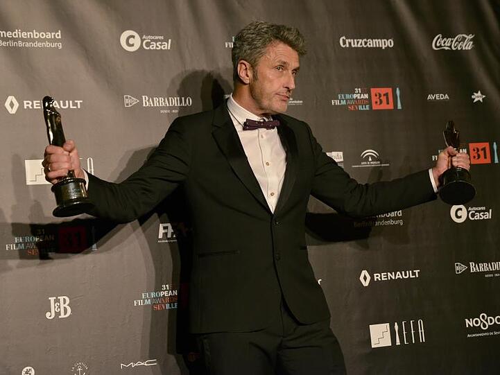 Regisseur Pawel Pawlikowski mit der Trophäe für den besten Spielfilm des Jahres beim 31. Europäischen Filmpreis.