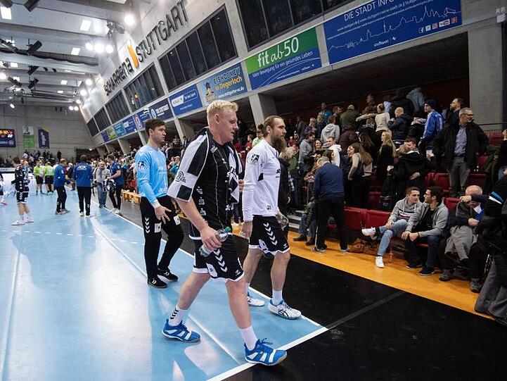 Die Spieler der beiden Mannschaften und die Zuschauer verlassen nach einer Durchsage die Halle.