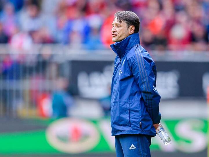 Münchens Trainer Niko Kovac steht am Spielfeldrand. Foto: Uwe Anspach/Archivbild