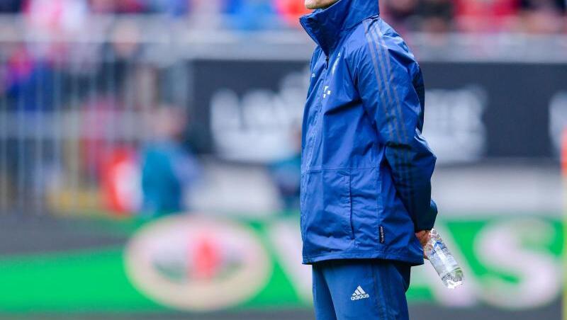 Münchens Trainer Niko Kovac steht am Spielfeldrand. Foto: Uwe Anspach/Archivbild Münchens Trainer Niko Kovac steht am Spielfeldrand. Foto: Uwe Anspach/Archivbild