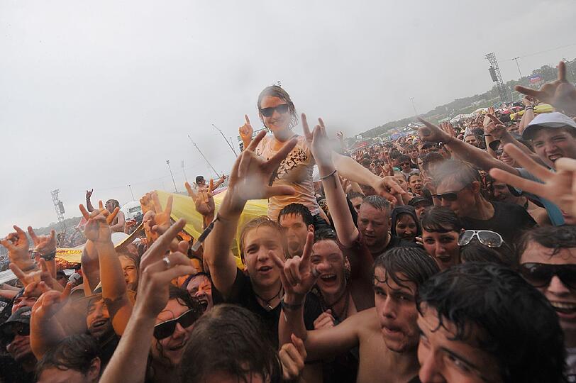 Feuchtgebiete: Die Fans des ausverkauften Mega-Festivals scherten sich wenig um die Witterung &ndash; für manche ist das Urlaub