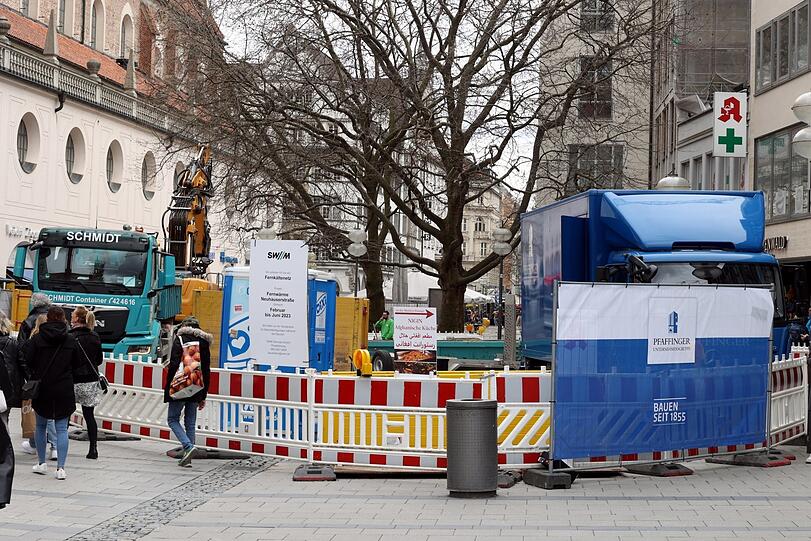 Vor der Michaelskirche steht gerade dieses Hindernis: eine Baustelle der SWM für Fernwärmearbeiten.