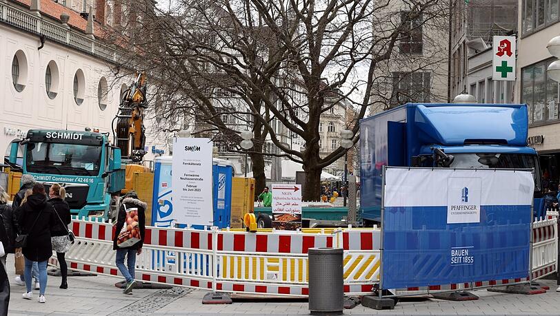 Vor der Michaelskirche steht gerade dieses Hindernis: eine Baustelle der SWM für Fernwärmearbeiten. Vor der Michaelskirche steht gerade dieses Hindernis: eine Baustelle der SWM für Fernwärmearbeiten.