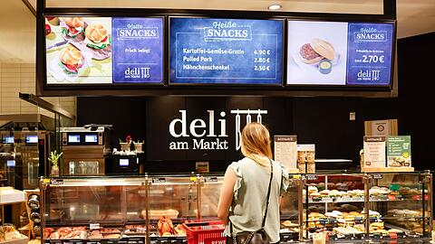 In einigen Rewe-Filialen gibt es ein Deli, in dem sich Kunden mit frischen Speisen eindecken k&ouml;nnen.