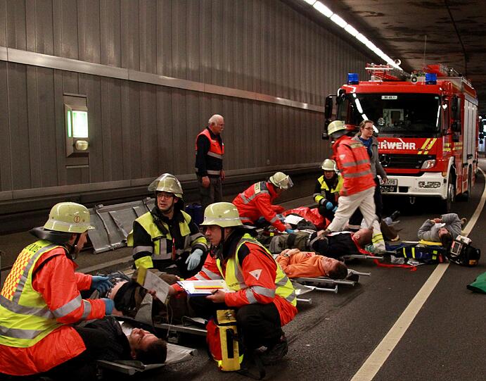 Ein schwerer Autounfall im Tunnel, klaffende Wunden, schreiende Verletzte: Rettungskräfte haben den Ernstfall im Richard-Strauss-Tunnel geprobt. Die AZ war dabei und hat den großen Übungseinsatz verfolgt.