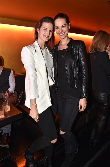 Möchte nicht auffallen und tut es doch: Julia mit ihrer guten Freundin Sophie (l.) im Heart.