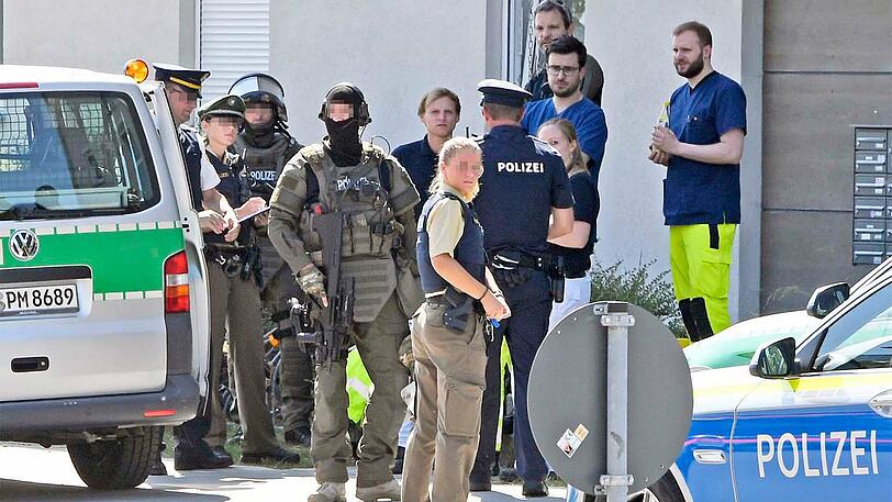 Der Mann verbarrikadierte sich in seiner Wohnung - die Polizei forderte eine SEK-Einheit ein. Die Bilder vom Einsatzort.