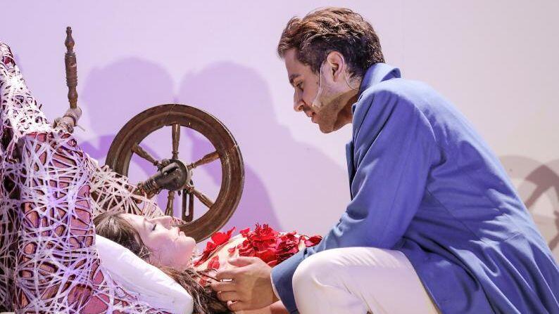 Da muss erst ein Prinz (Kurosch Abbasi) kommen, um Dornröschen (Sophie Euskirchen) aus dem Schlaf zu reißen.