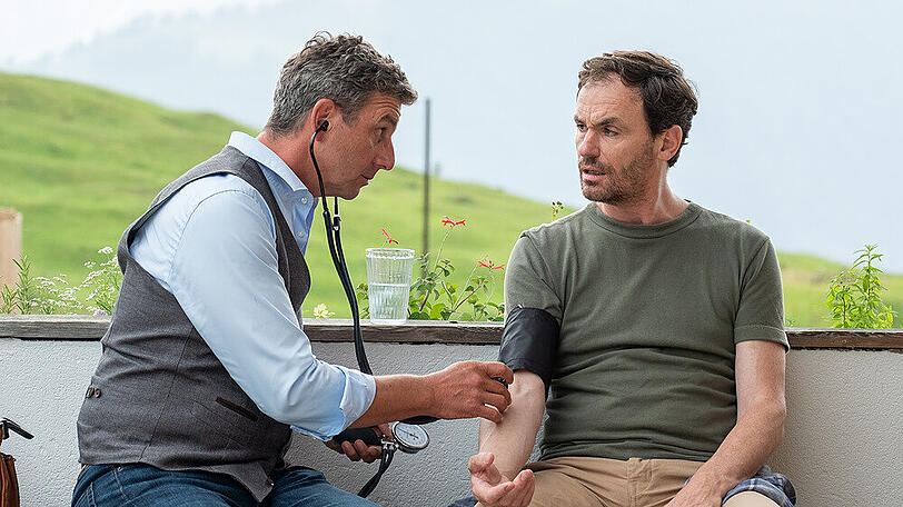 Bernd Tannhofer (Anian Zollner) und Dr. Martin Gruber (Hans Sigl) in "Zwei Wahrheiten"