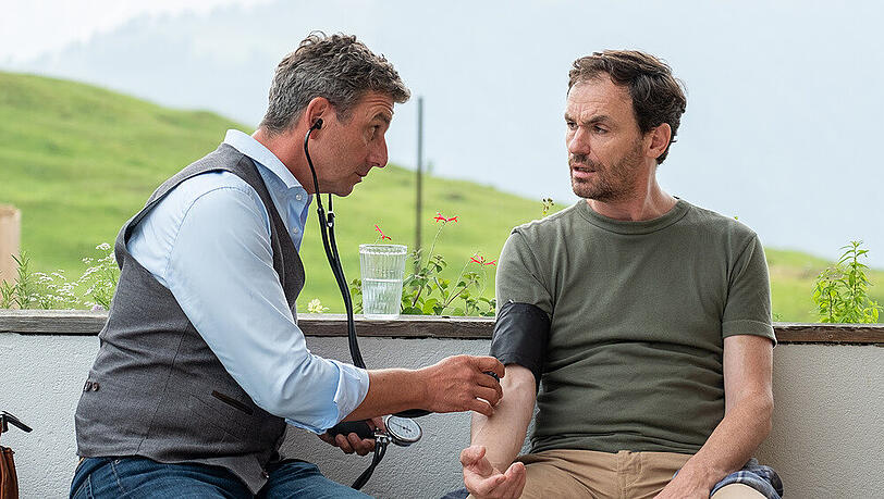 Bernd Tannhofer (Anian Zollner) und Dr. Martin Gruber (Hans Sigl) in "Zwei Wahrheiten" Bernd Tannhofer (Anian Zollner) und Dr. Martin Gruber (Hans Sigl) in "Zwei Wahrheiten"