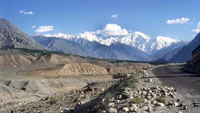 Im Industal mit Nanga Parbat am südlichen Abzweig der Seidenstraße nach Indien. Im Industal mit Nanga Parbat am südlichen Abzweig der Seidenstraße nach Indien.
