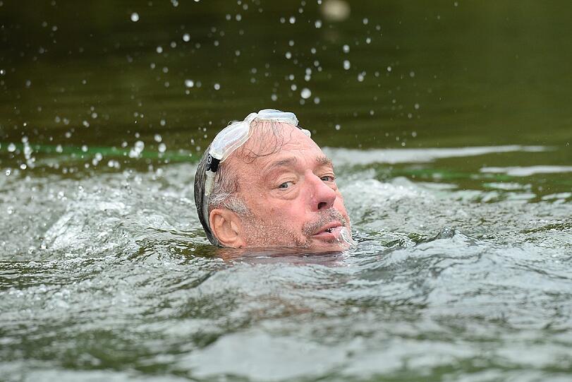 Die Challenge für Ronald: Er muss in einem untergehenden Auto einen Ball durch ein Netz befördern. Die Bilder.